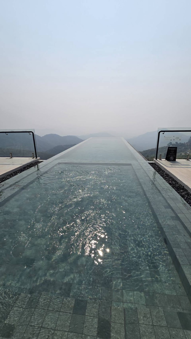 สระว่ายน้ำ infinity วังเวียง
