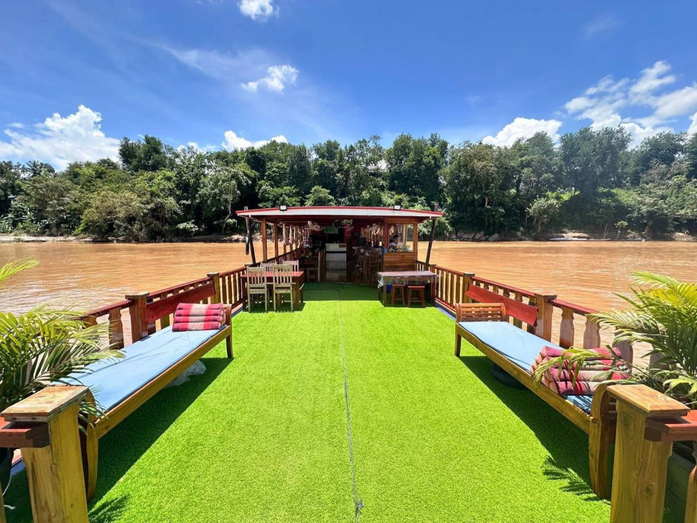 เรือแพริมน้ำลาว